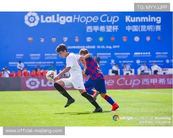 西甲俱乐部青训营开放日,小球员与偶像互动 西甲俱乐部青训营开放日,小球员与偶像互动