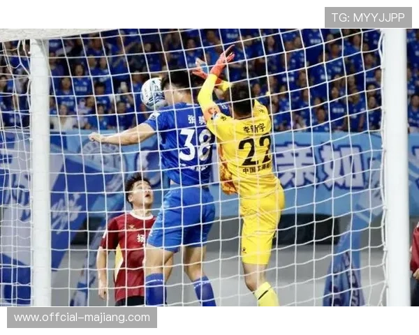 球员赛前通道内交换礼物，德比战前展现体育精神